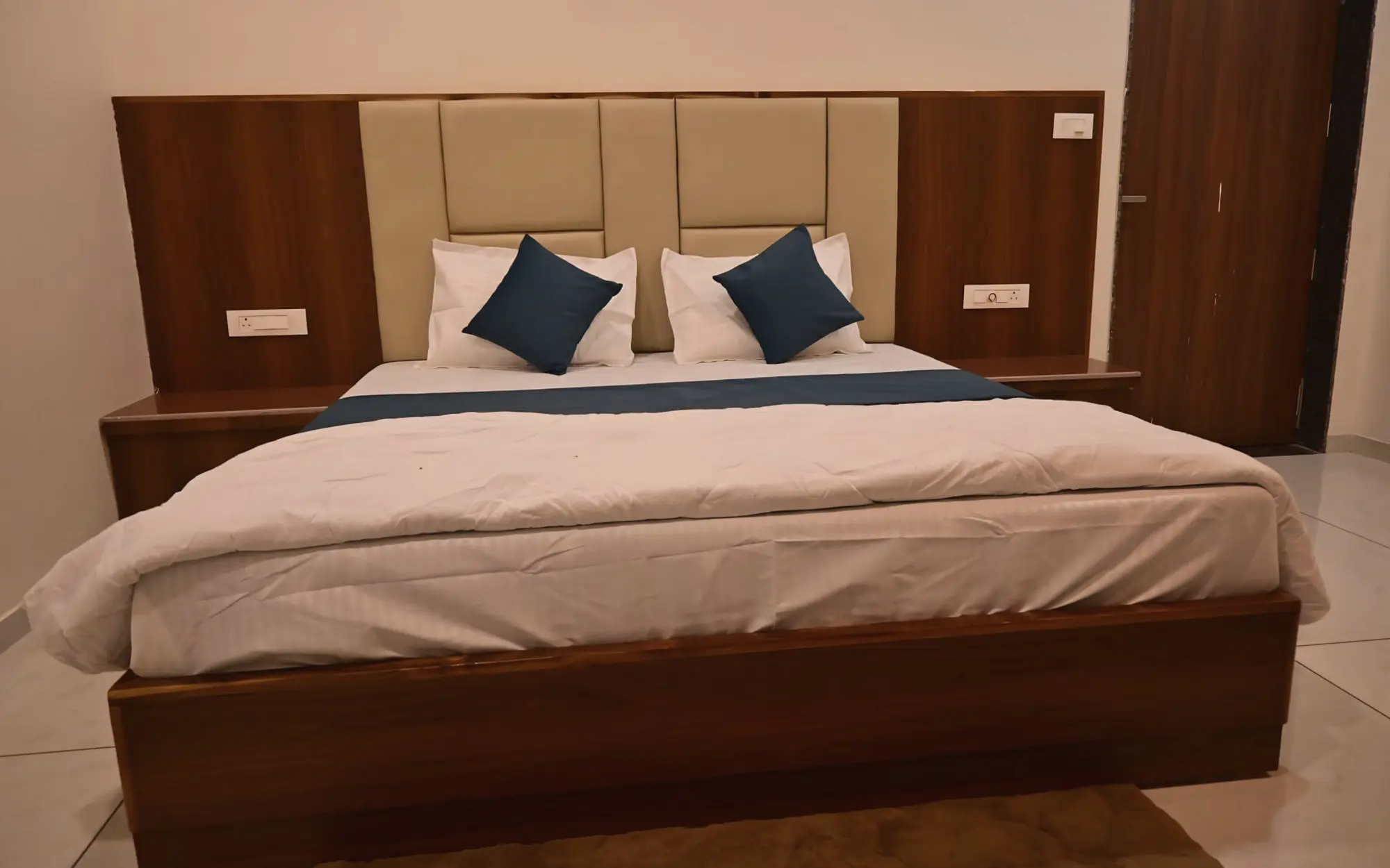 Double room with a large bed and blue cushions