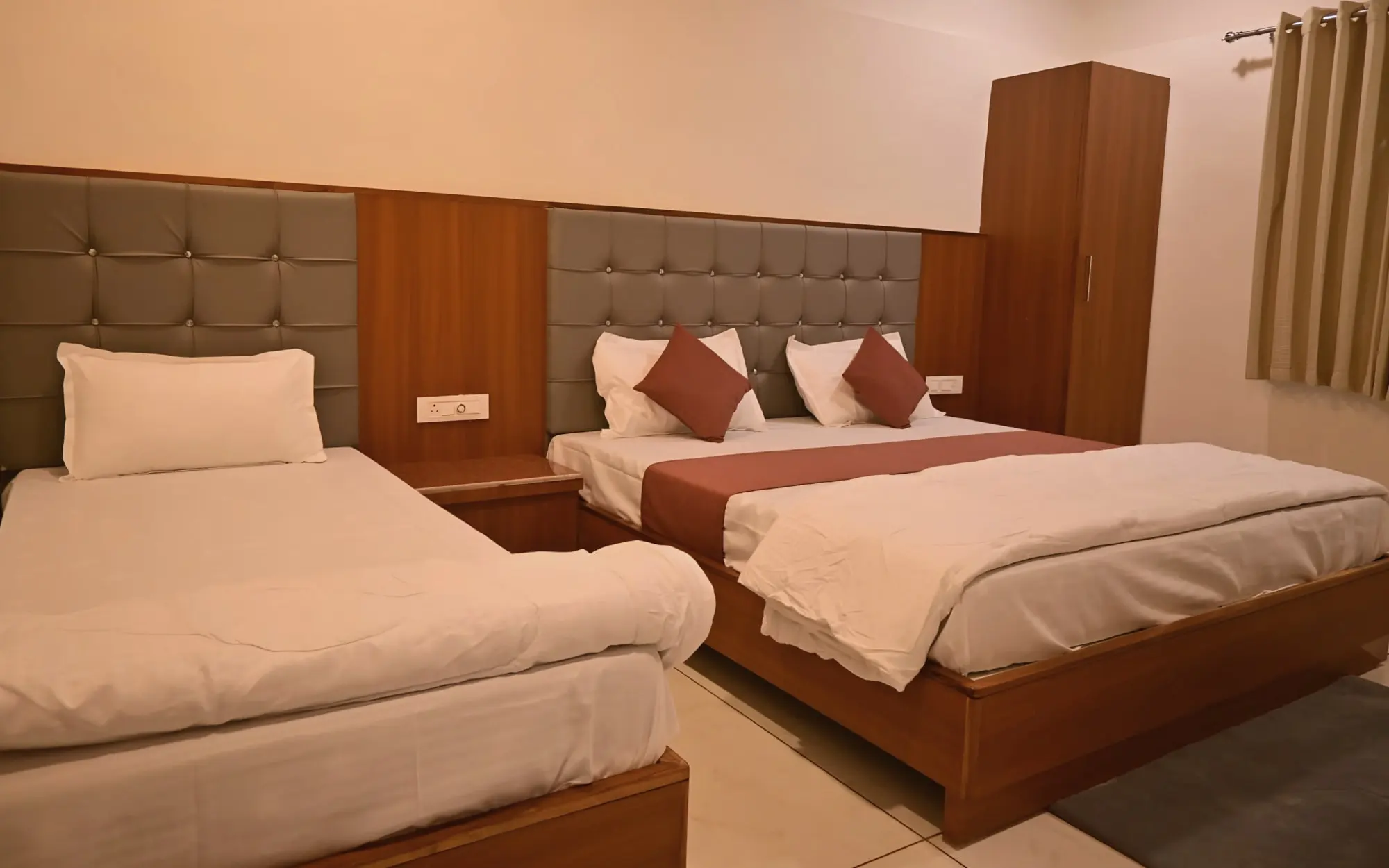 Triple room with two beds